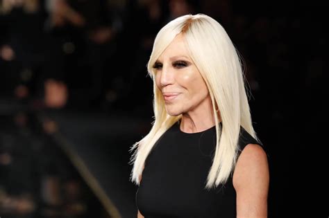 compleanno donatella versace|Donatella Versace: auguri alla stilista italiana .